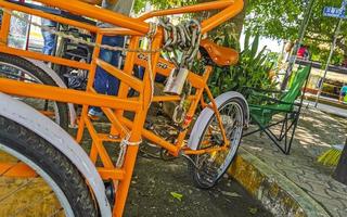 playa del carmen quintana roo mexico 2022 bicicleta triciclo naranja en playa del carmen mexico. foto