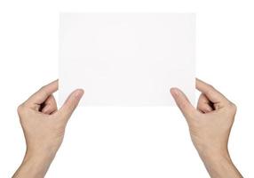 La mano del empresario sosteniendo papel en blanco aislado sobre fondo blanco. foto