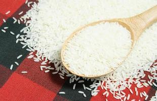 grano de arroz y cuchara de madera