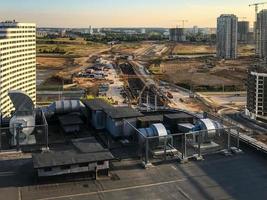 hay una sala técnica en el techo de un edificio de varios pisos. Se instaló una caja de transformadores, suministro de energía eléctrica a la casa. contra el fondo de edificios de gran altura foto