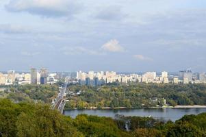 vista desde las alturas de la ciudad de kiev, paisaje foto