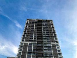 edificio de varios pisos, decoración marrón y blanca. marcos negros en las ventanas, acristalamiento panorámico. un edificio alto para una vida ergonómica, un ambiente cómodo y acogedor foto