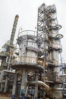 instalación para el procesamiento de petróleo con columnas y tuberías. refinería. petróleo y gas. foto