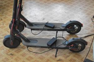 dos nuevos scooters eléctricos rápidos modernos de moda de dos ruedas electrónicos negros foto