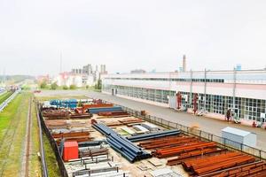 paisaje industrial. vista panorámica de las tuberías tecnológicas. tuberías oxidadas, rubíes azules, comunicaciones de producción. reparar edificios en producción. contra el fondo de un cielo brumoso foto