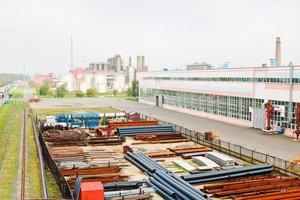 paisaje industrial. vista panorámica de las tuberías tecnológicas. tuberías oxidadas, rubíes azules, comunicaciones de producción. reparar edificios en producción. contra el fondo de un cielo brumoso foto