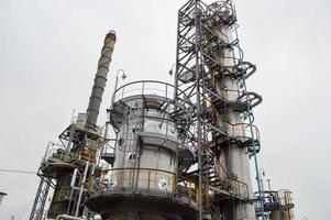 instalación para el procesamiento de petróleo con columnas y tuberías. refinería. foto