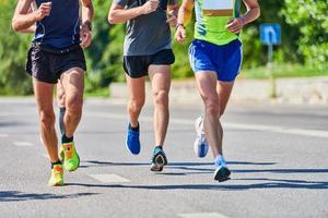 hombres corriendo en la carretera foto