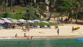 phuket, tailandia 20 de noviembre de 2018 - isla tropical con turistas en un día caluroso y soleado. concepto de turismo y viajes video