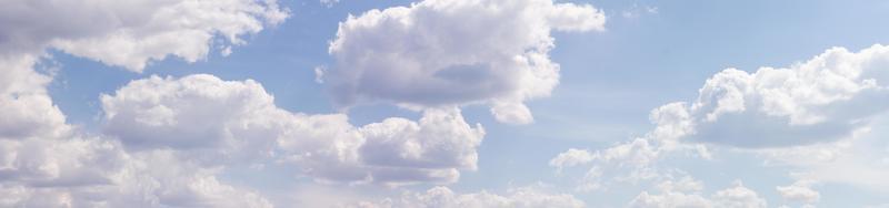 panorama de las nubes. banner contra un cielo azul con nubes. foto