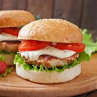 apetitosa hamburguesa con hamburguesa de pollo y salsa tártara foto