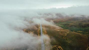 el coche se mueve en la vista superior de la niebla foto