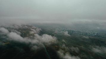 el coche se mueve en la vista superior de la niebla foto