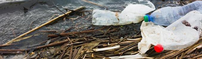 pancarta de basura oceánica. costa contaminada, con lugar para una inscripción. foto