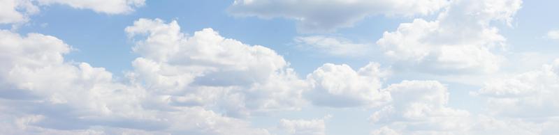 panorama de las nubes. banner contra un cielo azul con nubes. foto