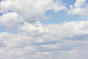 cielo azul con muchas nubes. fondo limpio natural con espacio de copia foto