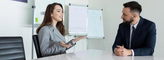 presentación de un empleado en una entrevista en la oficina en la mesa foto