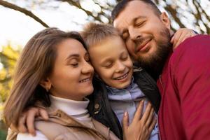 Fotografías de una feliz familia tradicional retrato de primer plano de mamá papá y bebé foto