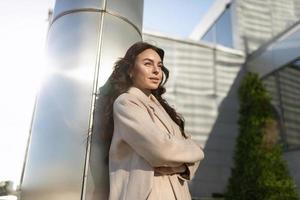 retrato de una joven ambiciosa y exitosa en el contexto de un moderno centro de negocios, mujer líder en concepto de negocios foto