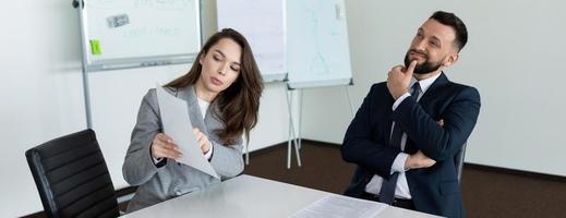 presentación de un empleado al solicitar un trabajo para una entrevista foto