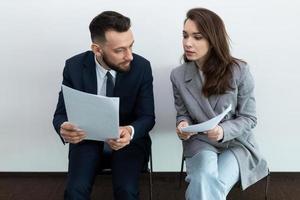 los solicitantes de empleo se comunican antes de la entrevista con el gerente, el concepto de búsqueda de empleo foto