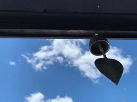 una silueta de campana de anillo sobre fondo de cielo azul foto