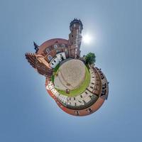 pequeño planeta y vista panorámica aérea esférica 360 en la calle antigua ciudad medieval con iglesia y edificios históricos foto