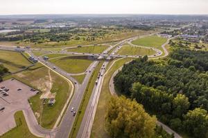 vista aérea del enorme cruce de carreteras de la autopista con mucho tráfico en la ciudad foto