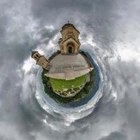 pequeño planeta transformación de panorama esférico 360 grados. antena abstracta esférica en la iglesia. curvatura del espacio. foto