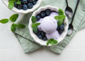 helado casero de arándanos con arándanos frescos foto