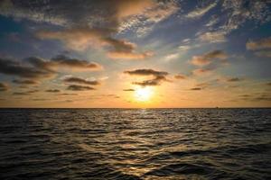 puesta de sol en el océano pacífico foto