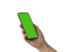 la mano de una mujer sostiene un teléfono inteligente con una pantalla verde. Objeto aislado en un fondo blanco. plantilla para diseño. mocap. foto