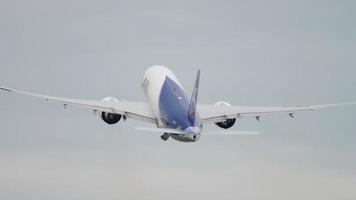 Amsterdam, Pays-Bas 24 juillet 2017 - lan cargo boeing 777 n776la départ à polderbaan 36l, temps pluvieux, aéroport de shiphol, amsterdam, hollande video