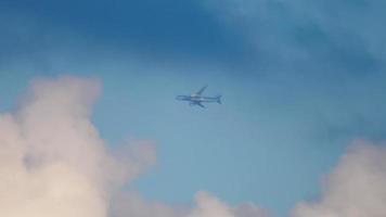 amsterdam, países bajos 25 de julio de 2017 - tui fly boeing 787 dreamliner subida, salida del aeropuerto de shiphol, amsterdam, holanda video