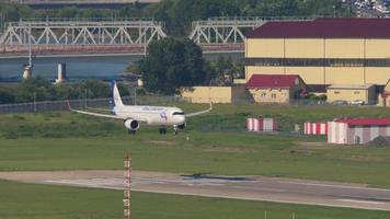 sochi, Russia luglio 29, 2022 - passeggeri aereo di ural le compagnie aeree si avvicina prima atterraggio a sochi aeroporto. turismo e viaggio concetto video