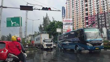 väst java, indonesien i juli 2022. betingelser på en trafik ljus sluta i främre av pakuwon bostad bekasi video