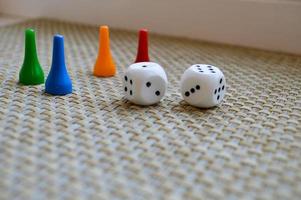 dados blancos y cuatro figuras para juegos de mesa. foto