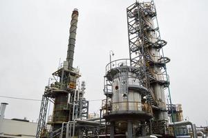 instalación para refinación primaria de petróleo. refinería de petróleo y gas. planta química.