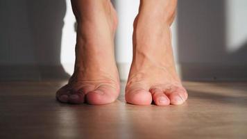 gros plan, beaux pieds féminins pieds nus en plein soleil. femme étend ses jambes. concept de soins du corps. réchauffer les chevilles. video