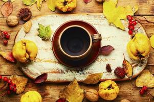 té de membrillo y hojas de otoño foto