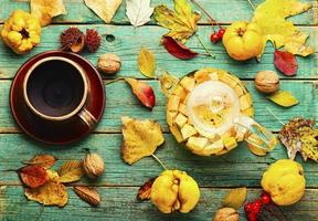 té de otoño con membrillo foto