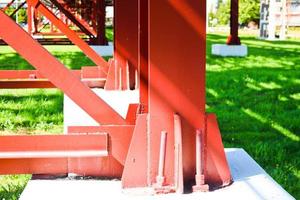 estructuras de metal rojo, soportes de ruedas para tuberías, caballete de tuberías de grandes vigas, pilotes y refuerzos en la refinería de petróleo, petroquímica, planta industrial química, la empresa foto