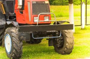 gran construcción de maquinaria agrícola profesional, transporte, tractor y ruedas grandes con banda de rodadura para arar campos, tierra, transporte de mercancías foto