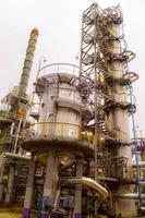 instalación para el procesamiento de petróleo con columnas y tuberías. refinería. petróleo y gas. foto