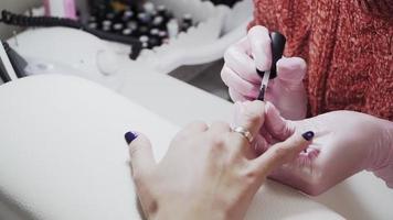 garota fazendo manicure para um cliente no salão de beleza. video