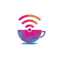 taza de café con logotipo de icono de vector wifi. plantilla de diseño de logotipo creativo para cafetería o restaurante.