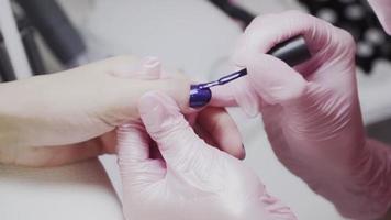 meisje aan het doen manicure naar een cliënt Bij de schoonheid salon. video
