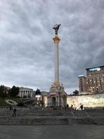 foto nocturna de la plaza de la independencia en kiev