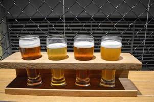 degustación de cerveza artesanal en el bar, cuatro copas foto