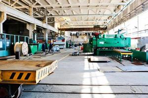 gran sala de producción industrial del taller con equipo para la producción de piezas de repuesto, piezas metálicas en la refinería de petróleo, petroquímica, planta industrial química, empresa foto